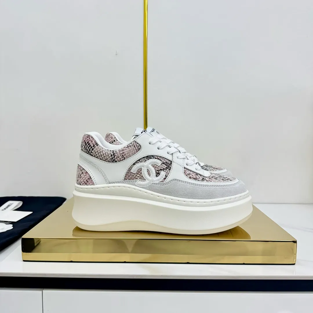 👟👟Ex-factory price 680👟👟 Upgraded version, upgraded version, upgraded version! No rebuttal accepted! ! ! ! Chanel Chanel panda shoes! 2025 counter's top casual sports shoes. This classic design; the upper is electro-embroidered with a variety of techniques; the outsole is fashionable and sporty; the unusual inclusion of a variety of color matching elements... The diversified mix and match is very good-looking and versatile, and can be used for leisure, fashion, sports, and outdoor... ꫛꫀꪝ Go➫ Materials: ❶Upper made of: original imported first-layer silk cowhide + original waterproof cloth + original first-layer cowhide ❷Inner lining: Original Yangli+Net ❸Outsole based on: Original TPU combination outsole Counter boutique packaging complete set for women 35–41 👉 👉 👉 👉 👉 👉 👉